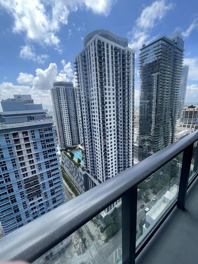 Building Photo - 601 NE 1st Ave