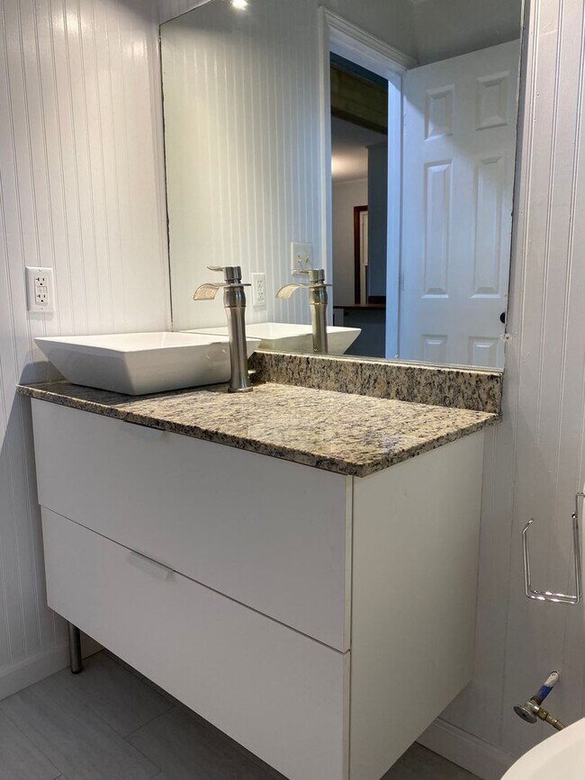 Foto del edificio - Charming updated 2 Bedroom, 2 full bath ho...