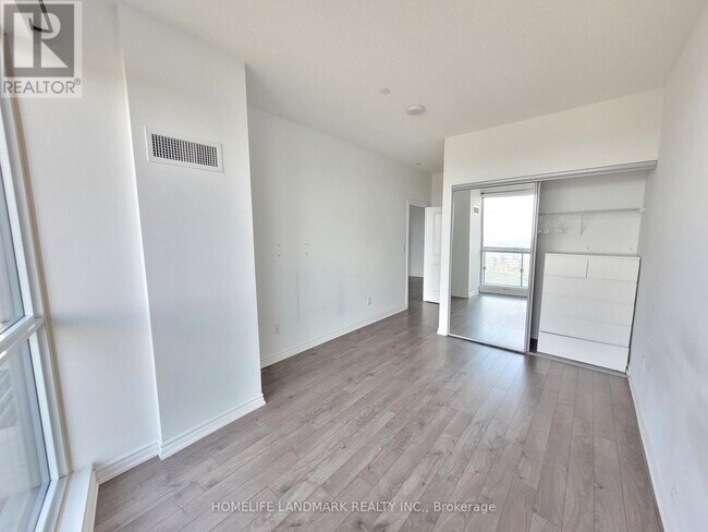 Photo du bâtiment - 386-4386 Yonge St