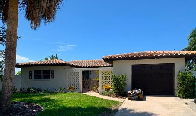 Building Photo - 560 Paula Ave