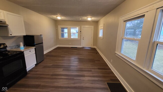 Foto del edificio - 3611 E Vermont St