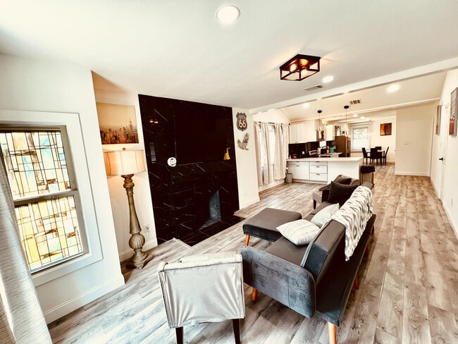 Foto del edificio - Room in House on W Brooklyn Ave