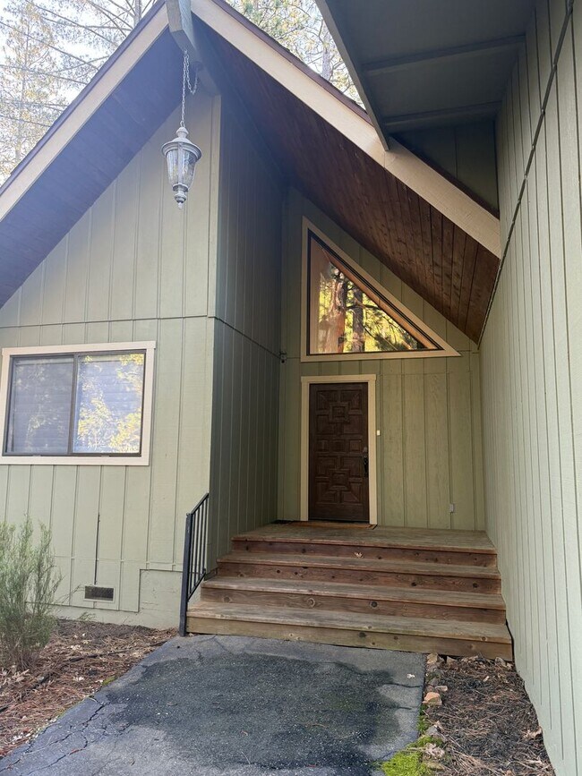Foto del edificio - Picturesque Mountain Living with Detached Guest Studio in Alta Sierra