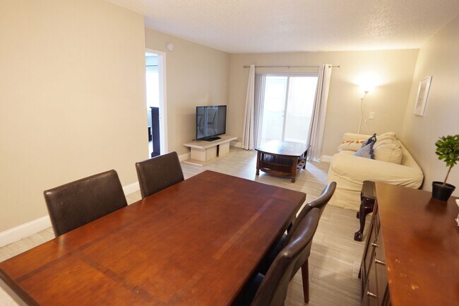 Foto del edificio - Renovated 2/2 in quite 55+ community