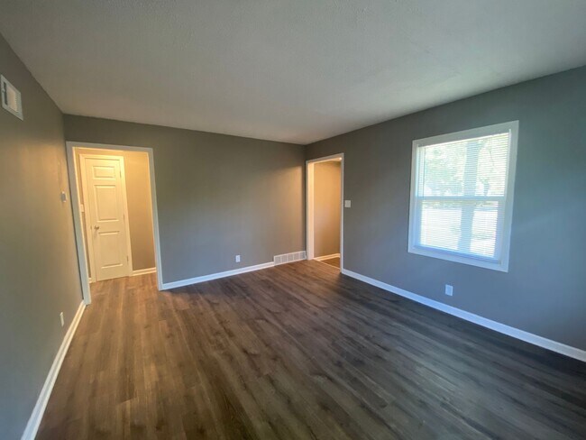 Building Photo - 2 Bedroom Single Family