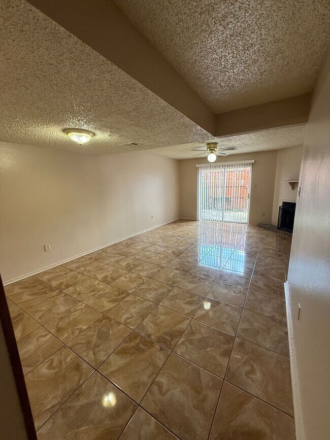 Building Photo - 2 bedroom 2 bath town home in a gated community