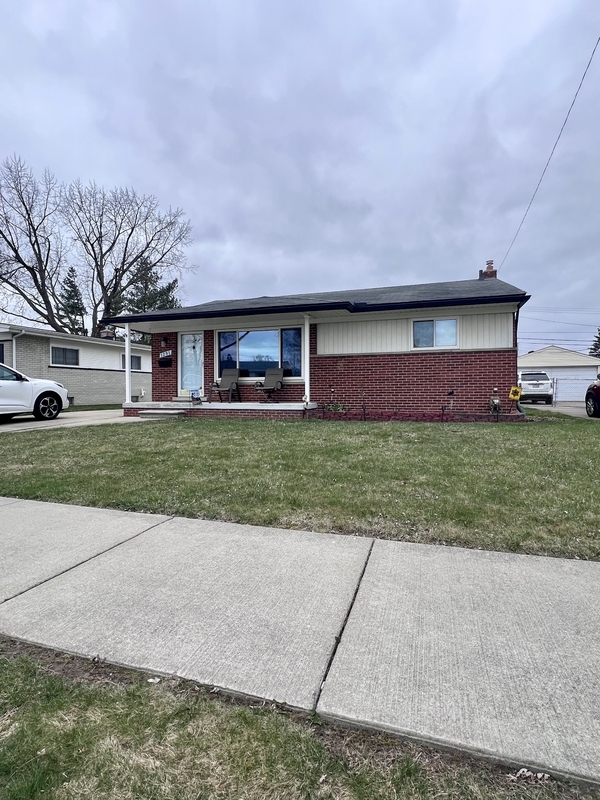 Building Photo - 1291 N Selfridge Blvd