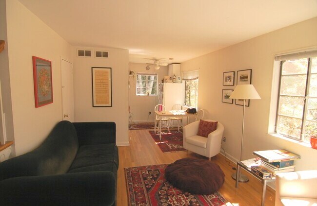 Foto del edificio - 6825 Sandy Spring Rd NW