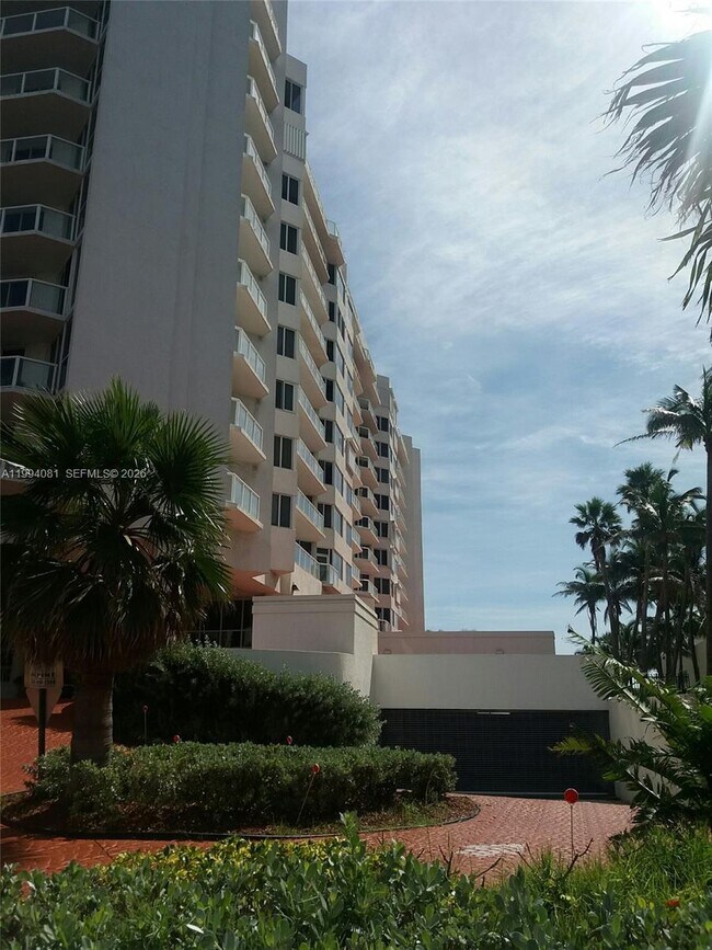 Foto del edificio - 17275 Collins Ave