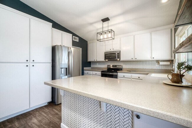 Foto del edificio - Escondido Beautiful Single Level Home w/3 Car and Solar