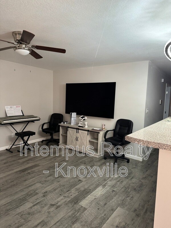 Foto del edificio - 2419 E Glenwood Ave