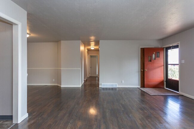 Building Photo - Charming Ranch Style Home in D12!