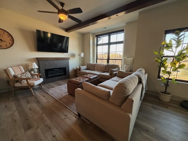 Building Photo - 6460 Galleria Dr