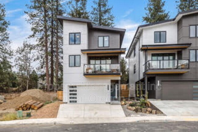Building Photo - 1321 SW Boardwalk Ln