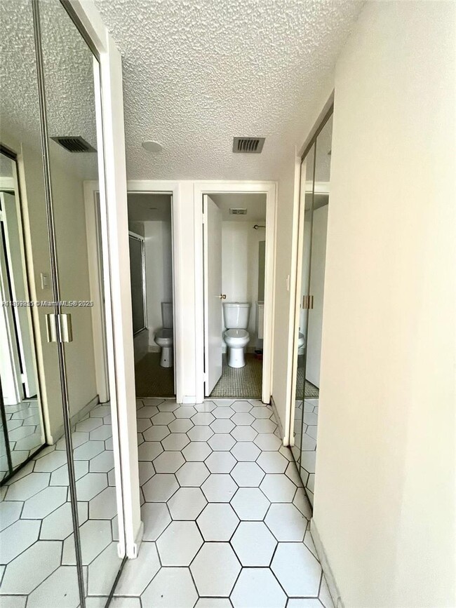 Building Photo - 3101 N Country Club Dr