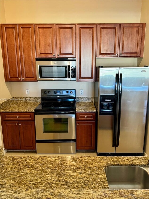 Foto principal - 3001 NE 185th St