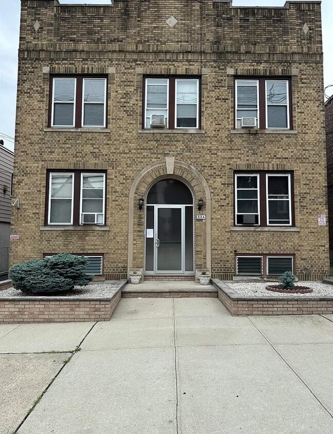 Primary Photo - 324 Danforth Ave