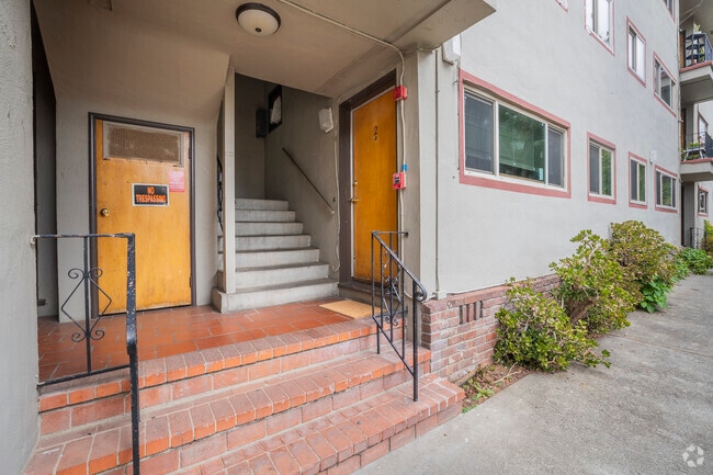 Entrance - 2732 Benvenue Ave