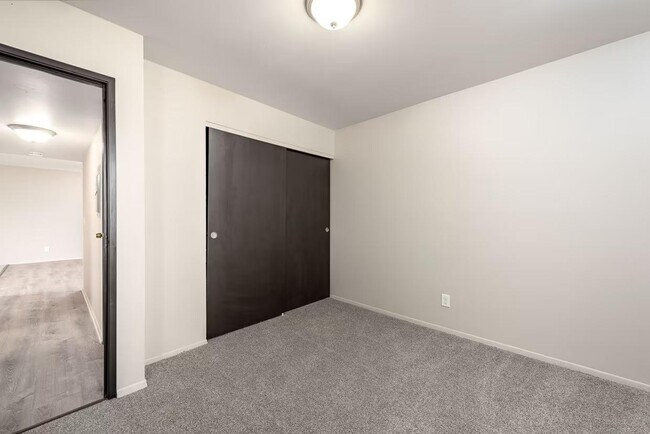 Building Photo - Everett Apartments - 115-08