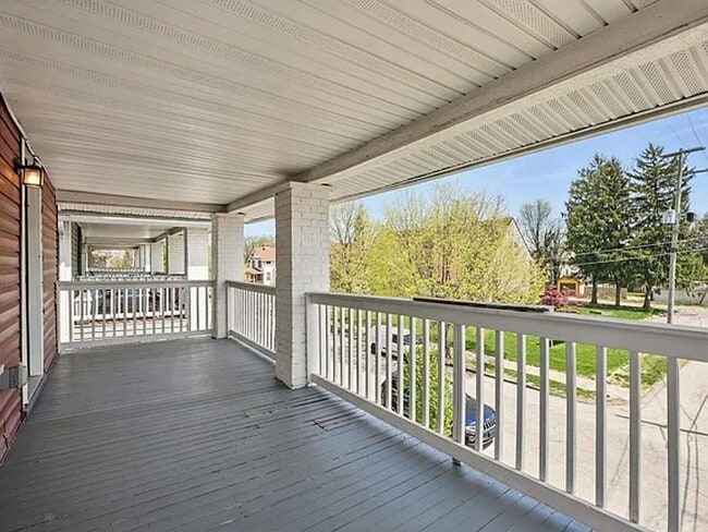 Building Photo - 833 Lilley Ave