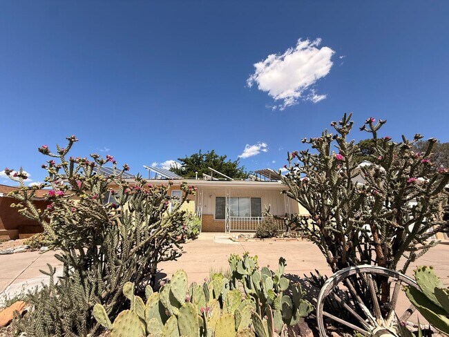 Foto del edificio - Garden home in Sandia Ridge