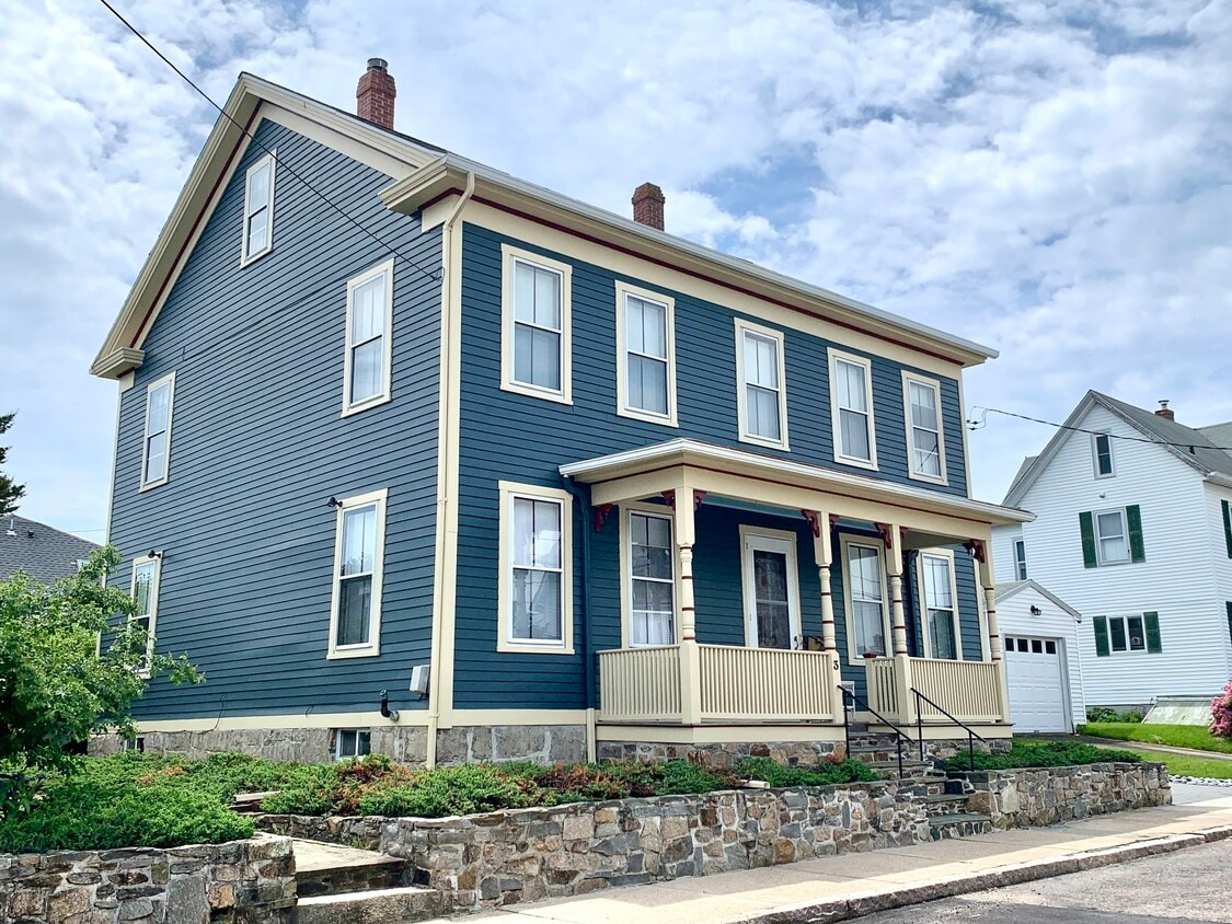 Primary Photo - 3 Bayview Ave