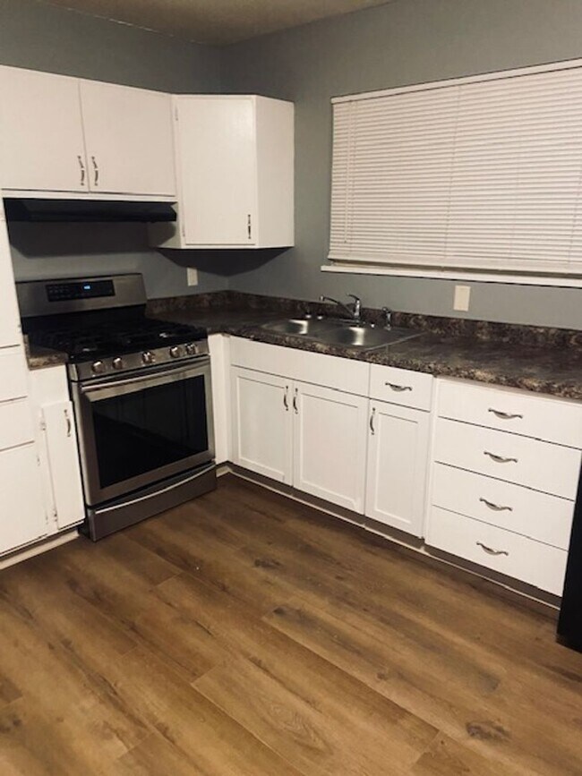 Foto del edificio - 3 Bedroom, 1 Bath House w/Attached Garage and Fenced Yard