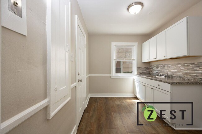 Building Photo - 15767 Pinehurst St