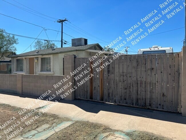 Building Photo - Charming 2 bedroom 2 bath updated house!