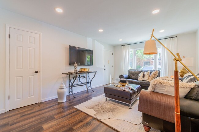 Foto del edificio - Fully Furnished 2 Bed/1 Bath Condo in High...