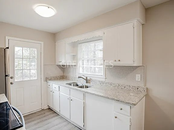 Foto del edificio - 5760 Valleybrook Rd