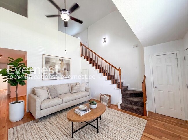 Foto del edificio - Spacious 2Beds 2Baths Townhome with Fenced Yard and Garage! / Available Now!