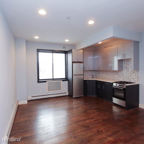 Primary Photo - 682 bushwick Ave