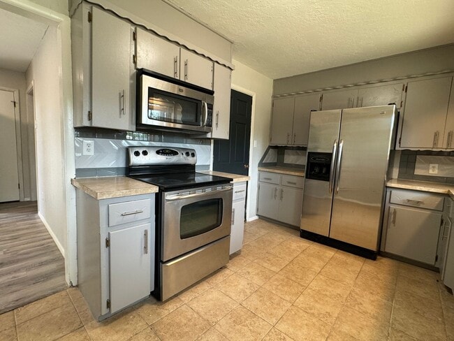 Building Photo - 711 SW Ranch Oak Blvd