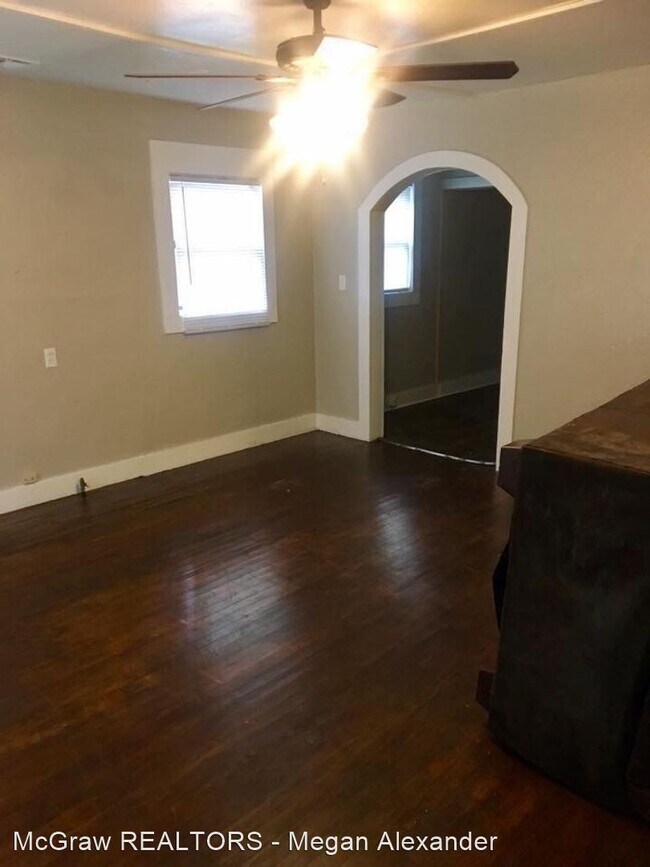 Building Photo - 3 br, 1 bath House - 420 W 10th