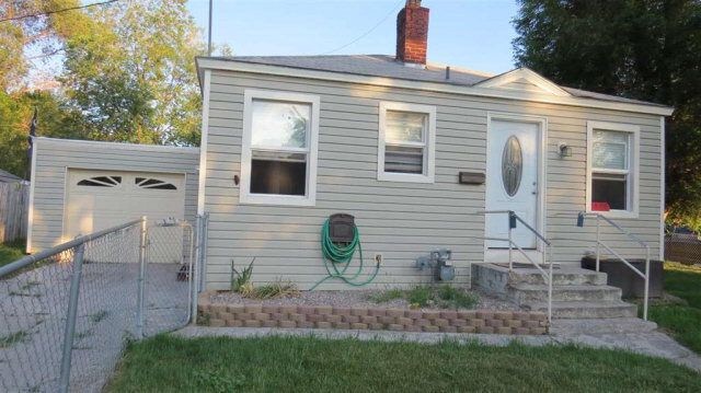 Frente de la casa. Garaje adjunto para un auto y estacionamiento adicional fuera de la calle. - 1505 E. Hayden Street