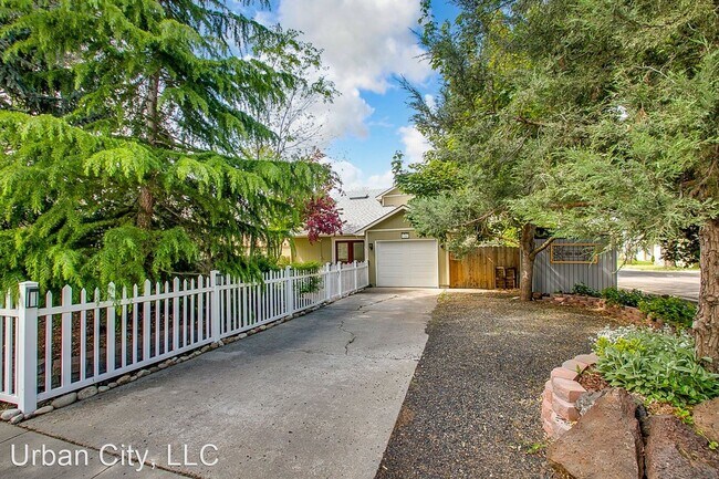 Building Photo - 2 br, 2 bath House - 1201 E. Hays