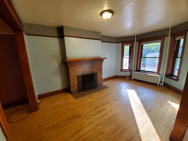 Foto del edificio - AVAILABLE OCT 1st - Spread out in 3 level ...