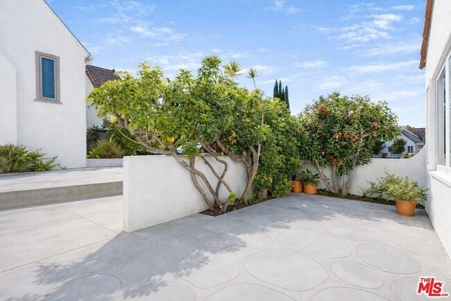 Foto del edificio - 2214 Benecia Ave