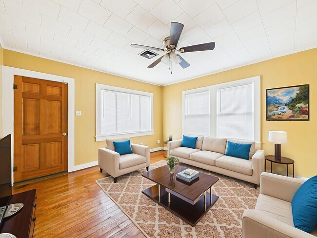 Building Photo - 2 bed, 1 bath available in Lafayette!