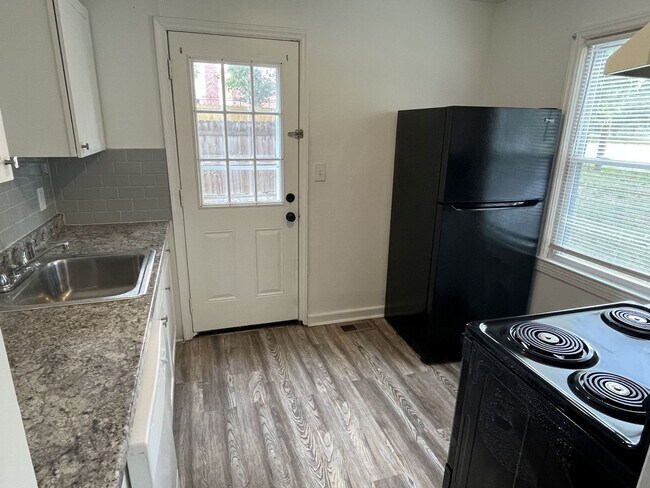 Building Photo - 2 Bedroom, 1 Bath Duplex Near NoDa