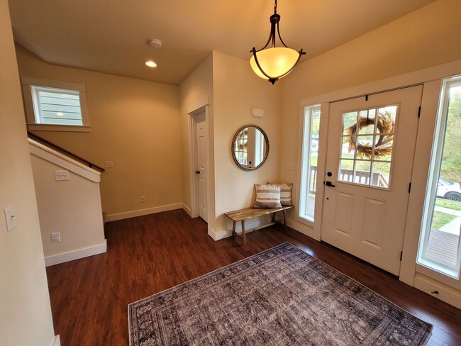 Building Photo - Spacious Home with Beautiful Finishes in B...