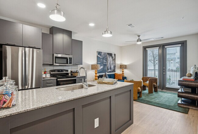 Cocina y sala de estar con pisos de madera - Legacy at Veramendi