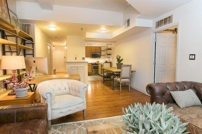 Building Photo - 227 Christopher Columbus Dr