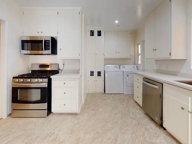 Building Photo - 722 N Kilkea Dr