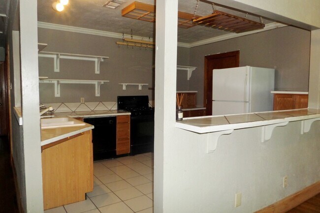 Foto del edificio - 3 BR house with fenced yard walking distan...