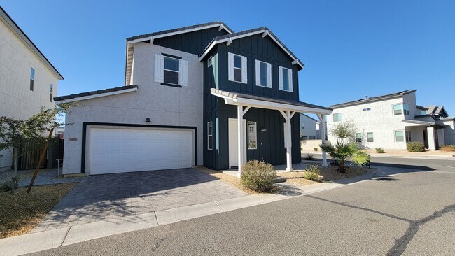 Building Photo - Like new home in convenient Goodyear location!