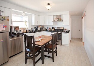 Building Photo - 22 Murdock St