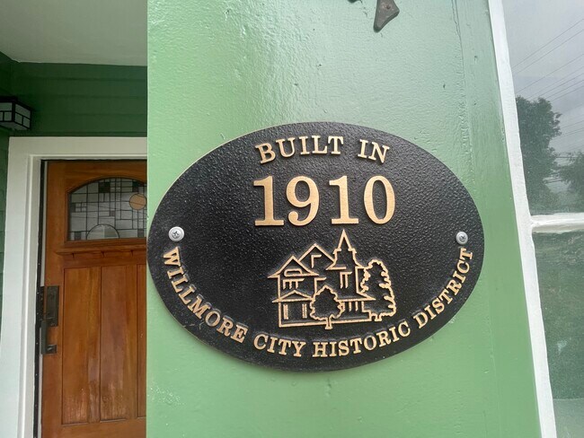 Building Photo - 514 W 8th St