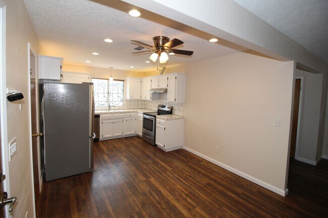 Foto del edificio - Cute NE Fresno Home near SHopping, Schools and Resturants